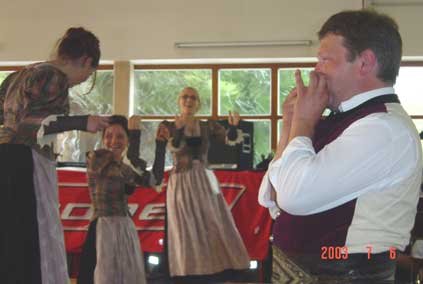 FFest 2003: Ellinger lt die Mdels Tanzen